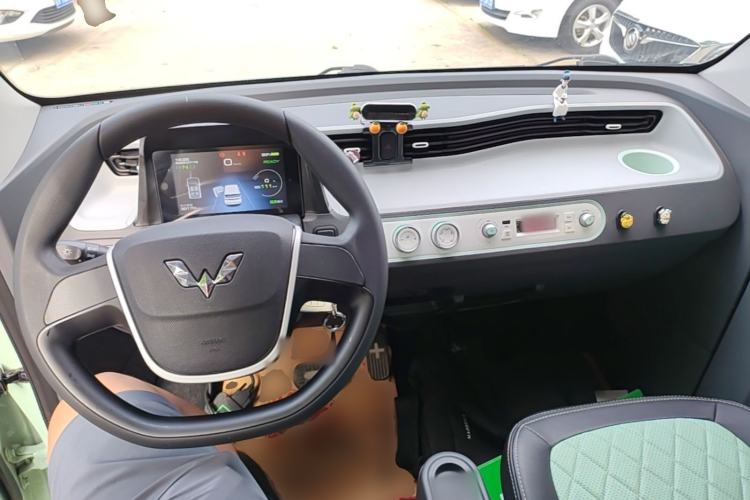Used Wuling Hongguang MINIEV 2021 Macaron Fashion Model Lithium Iron Phosphate Center Console