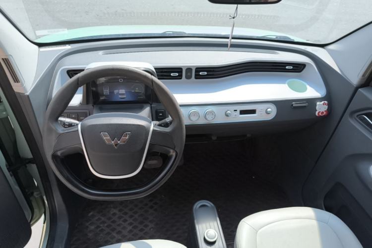 Used Wuling Hongguang MINIEV 2021 Macaron Sandwich Model 120 km Lithium Iron Phosphate Center Console