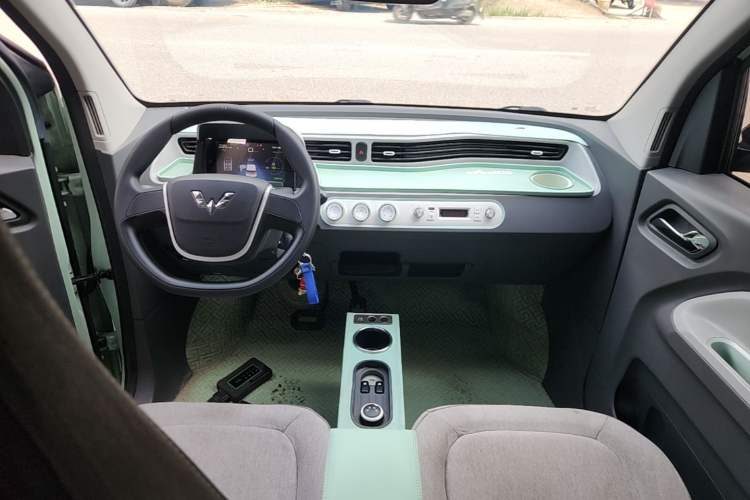 Used Wuling Hongguang MINIEV 2021 Macaron Fashion Model Lithium Iron Phosphate Center Console