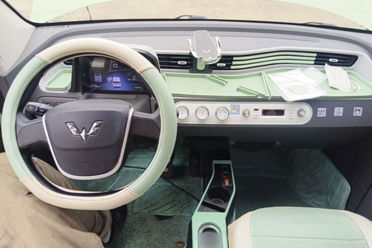 Used Wuling Hongguang MINIEV 2021 Macaron Fashion Model Lithium Iron Phosphate Center Console