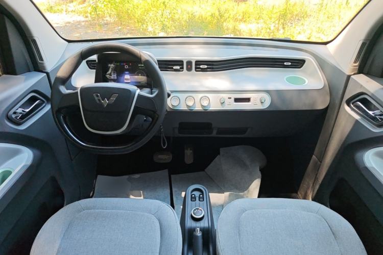 Used Wuling Hongguang MINIEV 2021 Macaron Fashion Model Lithium Iron Phosphate Center Console