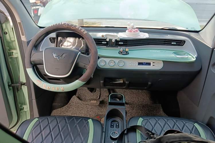 Used Wuling Hongguang MINIEV 2021 Macaron Fashion Model Lithium Iron Phosphate Center Console