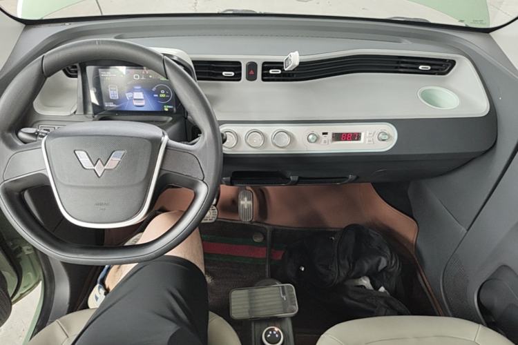 Used Wuling Hongguang MINIEV 2021 Macaron Fashion Model Lithium Iron Phosphate Center Console