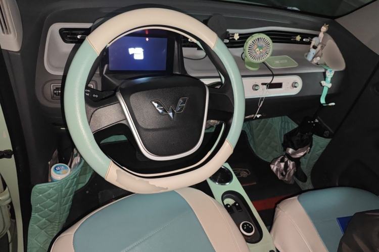 Used Wuling Hongguang MINIEV 2021 Macaron Fashion Model Lithium Iron Phosphate Center Console
