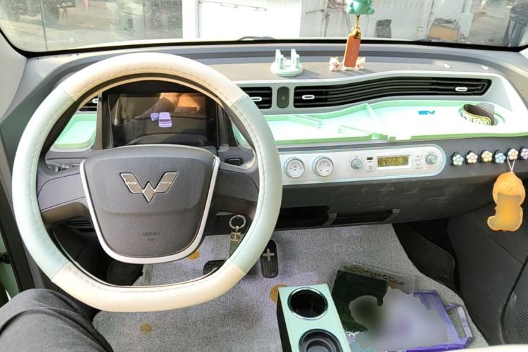 Used Wuling Hongguang MINIEV 2021 Macaron Fashion Model Lithium Iron Phosphate Center Console