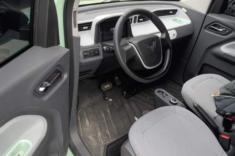 Used Wuling Hongguang MINIEV 2021 Macaron Fashion Model Lithium Iron Phosphate Driver Seat