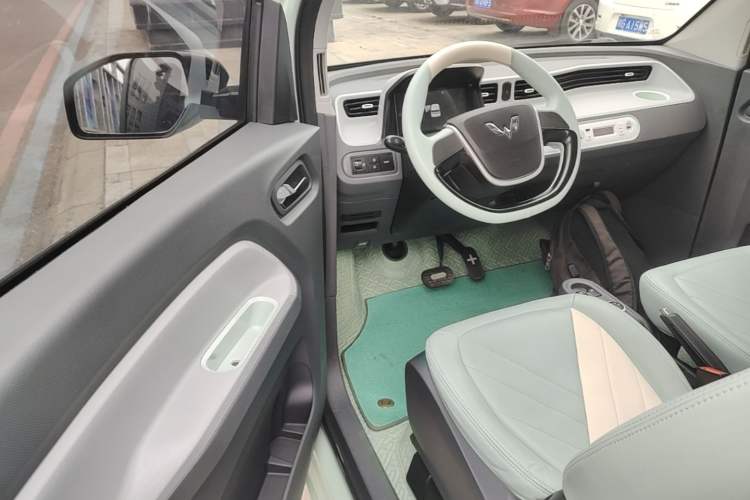 Used Wuling Hongguang MINIEV 2021 Macaron Sandwich Model 120 km Lithium NMC Driver Seat