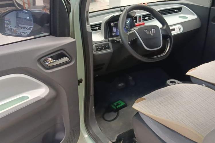 Used Wuling Hongguang MINIEV 2021 Macaron Fashion Model Lithium Iron Phosphate Driver Seat
