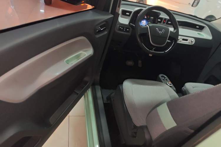 Used Wuling Hongguang MINIEV 2021 Macaron Fashion Model Lithium Iron Phosphate Driver Seat