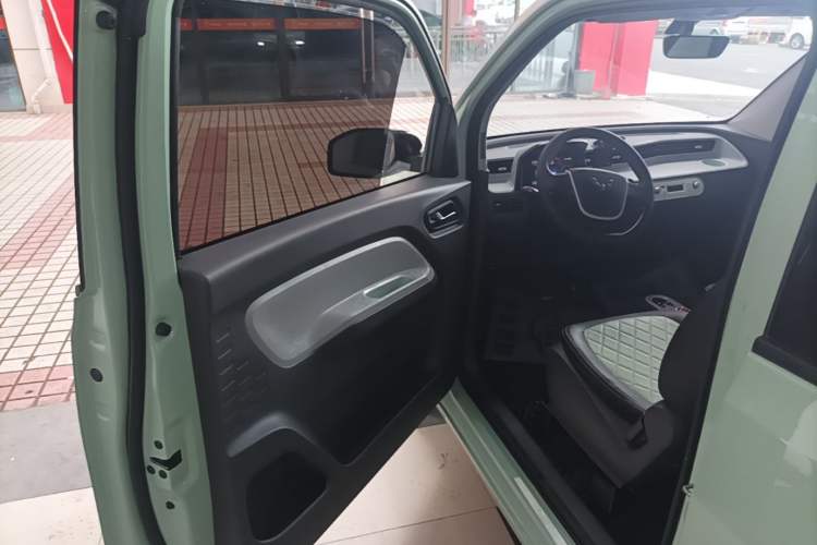 Used Wuling Hongguang MINIEV 2021 Macaron Sandwich Model 170 km Lithium Iron Phosphate Driver Seat