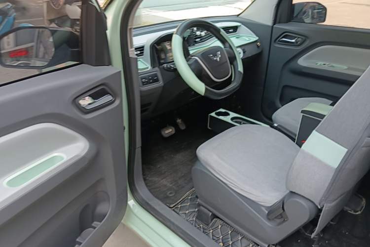 Used Wuling Hongguang MINIEV 2021 Macaron Fashion Model Lithium Iron Phosphate Driver Seat