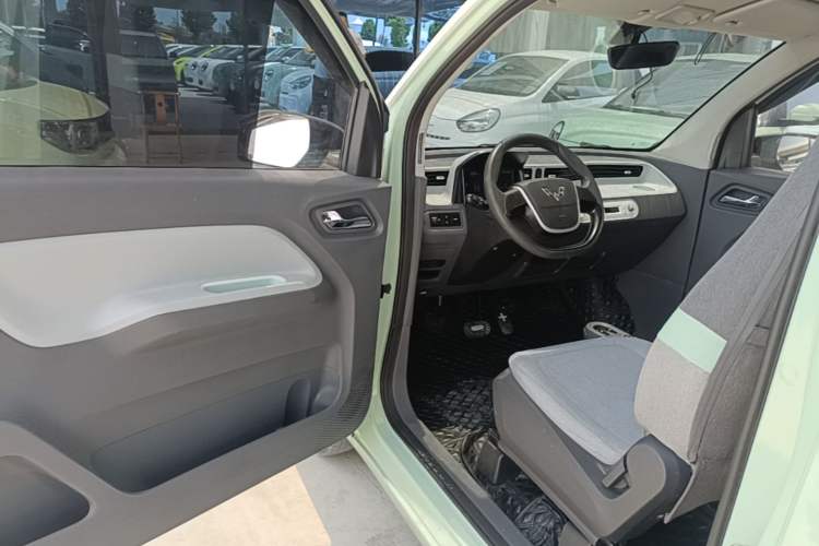 Used Wuling Hongguang MINIEV 2021 Macaron Fashion Model Lithium Iron Phosphate Driver Seat