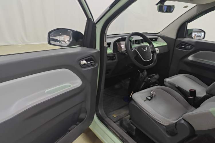 Used Wuling Hongguang MINIEV 2021 Macaron Fashion Model Lithium Iron Phosphate Driver Seat