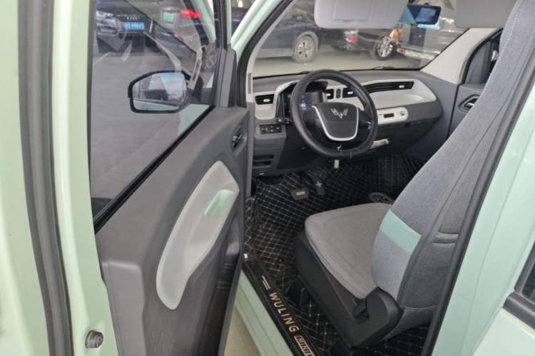 Used Wuling Hongguang MINIEV 2021 Macaron Fashion Model Lithium Iron Phosphate Driver Seat