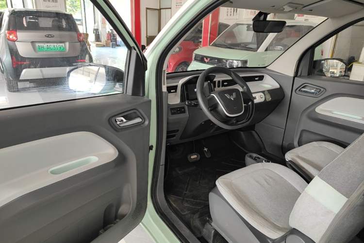Used Wuling Hongguang MINIEV 2021 Macaron Fashion Model Lithium Iron Phosphate Driver Seat