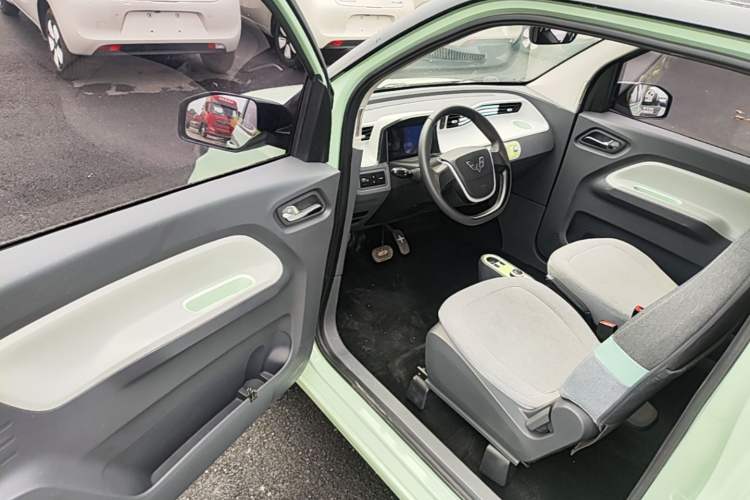 Used Wuling Hongguang MINIEV 2021 Macaron Fashion Model Lithium Iron Phosphate Driver Seat