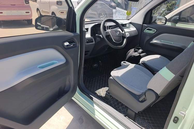 Used Wuling Hongguang MINIEV 2021 Macaron Fashion Model Lithium Iron Phosphate Driver Seat