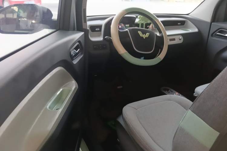 Used Wuling Hongguang MINIEV 2021 Macaron Fashion Model Lithium Iron Phosphate Driver Seat