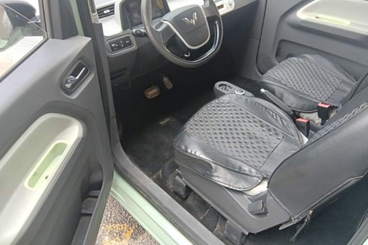Used Wuling Hongguang MINIEV 2021 Macaron Fashion Model Lithium Iron Phosphate Driver Seat