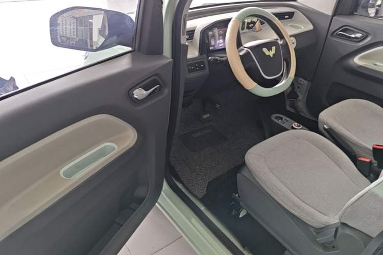 Used Wuling Hongguang MINIEV 2021 Macaron Fashion Model Lithium Iron Phosphate Driver Seat