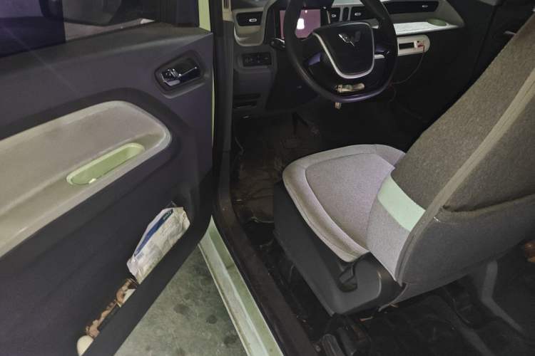 Used Wuling Hongguang MINIEV 2021 Macaron Premium Model – Lithium Iron Phosphate Driver Seat