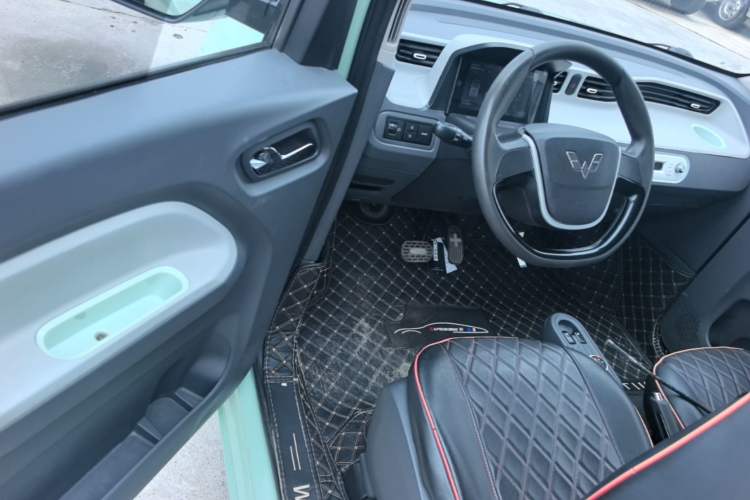 Used Wuling Hongguang MINIEV 2021 Macaron Fashion Model Lithium Iron Phosphate Driver Seat