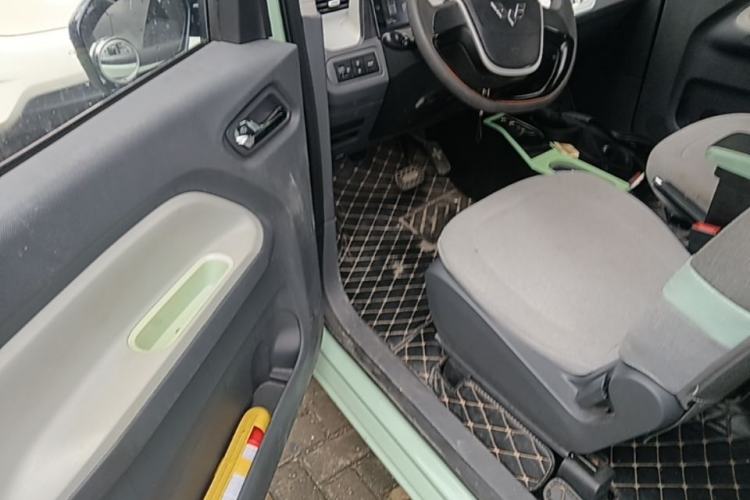 Used Wuling Hongguang MINIEV 2021 Macaron Fashion Model Lithium Iron Phosphate Driver Seat