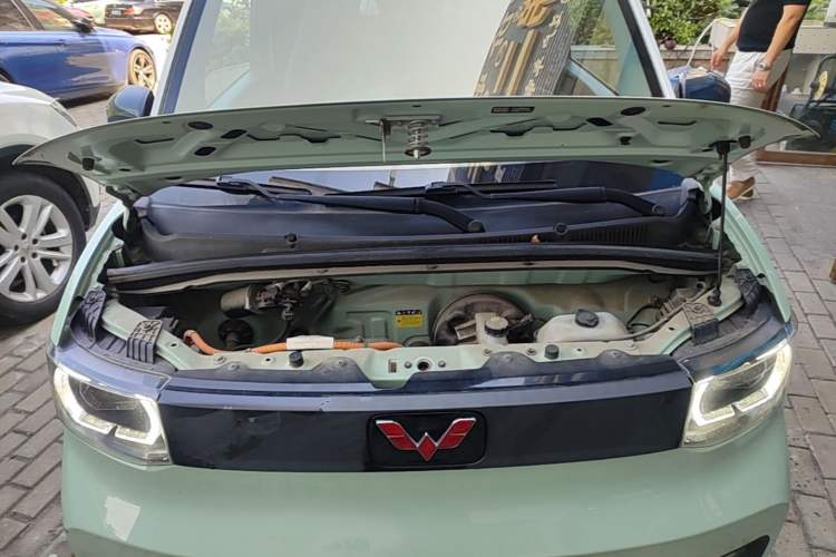 Used Wuling Hongguang MINIEV 2021 Macaron Fashion Model Lithium Iron Phosphate Engine Bay