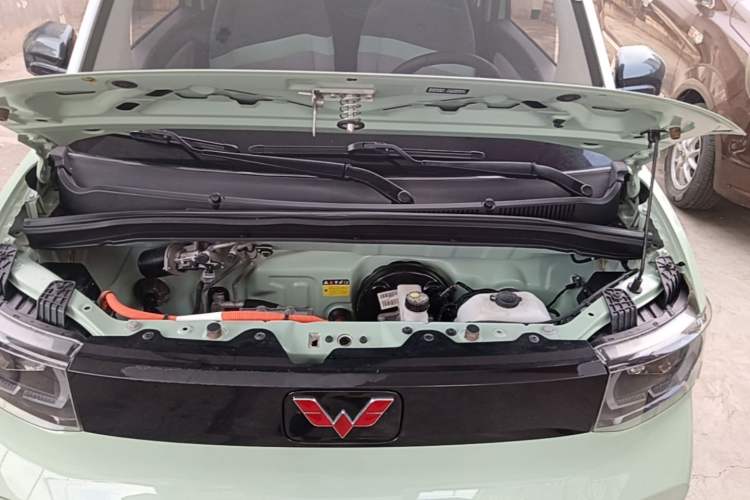 Used Wuling Hongguang MINIEV 2021 Macaron Fashion Model Lithium Iron Phosphate Engine Bay