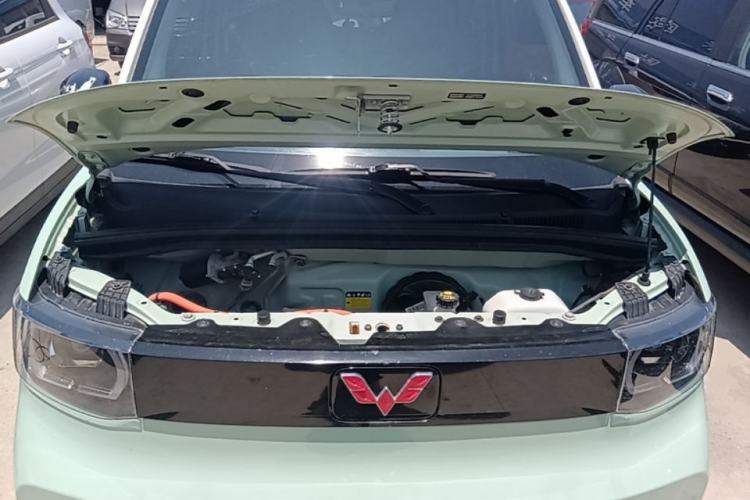 Used Wuling Hongguang MINIEV 2021 Macaron Fashion Model Lithium Iron Phosphate Engine Bay