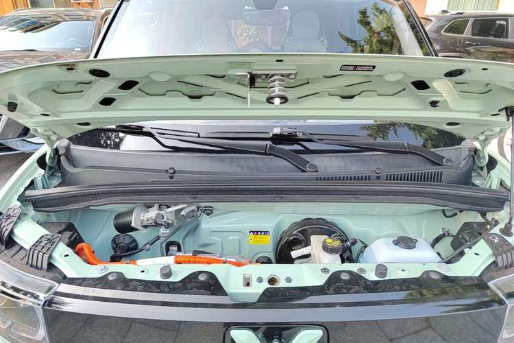 Used Wuling Hongguang MINIEV 2021 Macaron Fashion Model Lithium Iron Phosphate Engine Bay