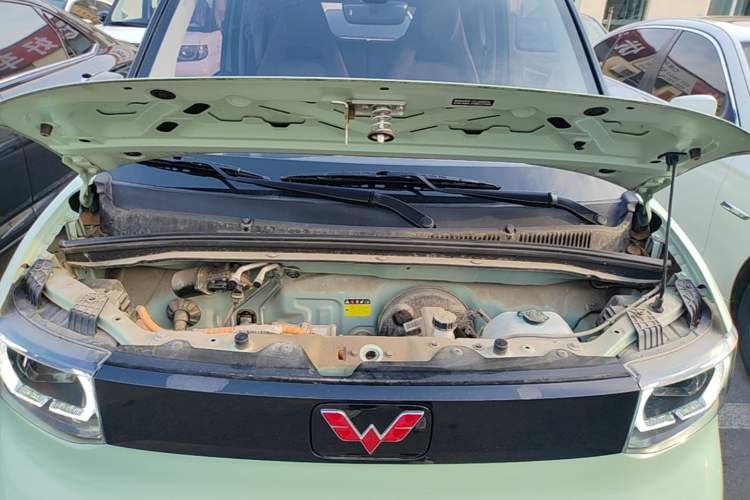 Used Wuling Hongguang MINIEV 2021 Macaron Fashion Model Lithium Iron Phosphate Engine Bay