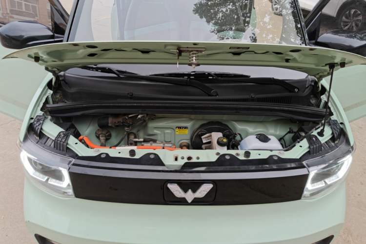 Used Wuling Hongguang MINIEV 2021 Macaron Fashion Model Lithium Iron Phosphate Engine Bay