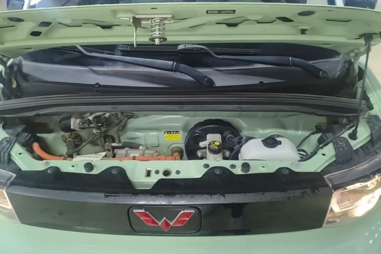 Used Wuling Hongguang MINIEV 2021 Macaron Fashion Model Lithium Iron Phosphate Engine Bay