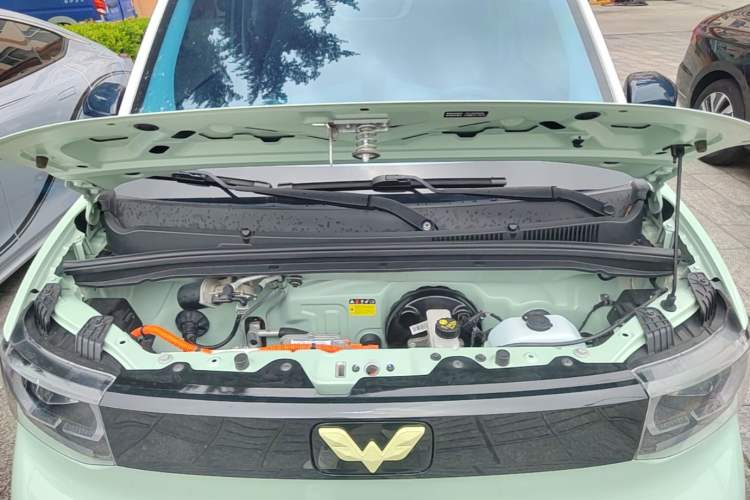 Used Wuling Hongguang MINIEV 2021 Macaron Fashion Model Lithium Iron Phosphate Engine Bay