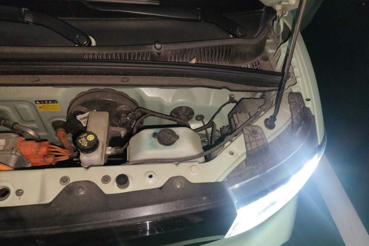 Used Wuling Hongguang MINIEV 2021 Macaron Fashion Model Lithium Iron Phosphate Engine Bay Left