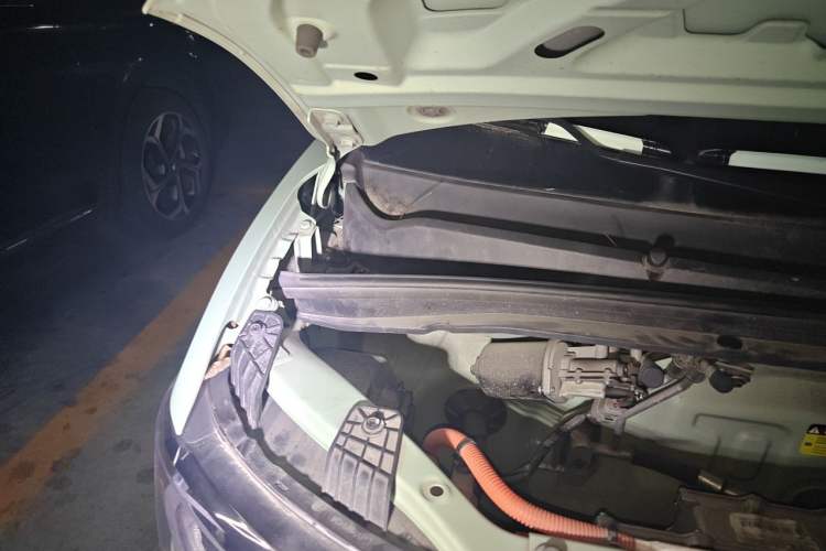 Used Wuling Hongguang MINIEV 2021 Macaron Premium Model – Lithium Iron Phosphate Engine Bay Right