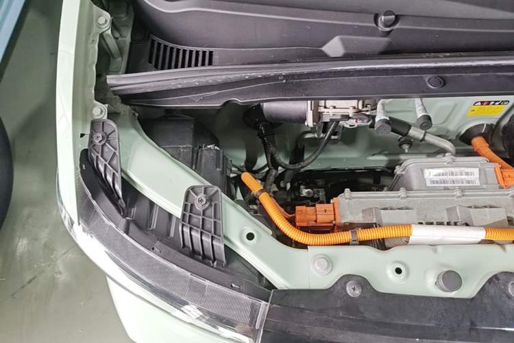 Used Wuling Hongguang MINIEV 2021 Macaron Premium Model – Lithium Iron Phosphate Engine Bay Right