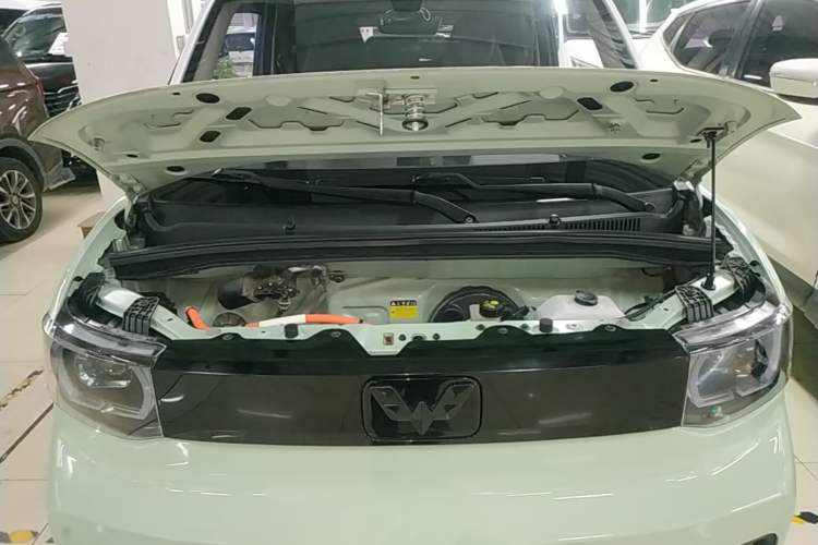 Used Wuling Hongguang MINIEV 2021 Macaron Fashion Model Lithium Iron Phosphate Engine Bay