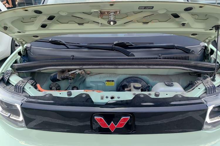 Used Wuling Hongguang MINIEV 2021 Macaron Fashion Model Lithium Iron Phosphate Engine Bay