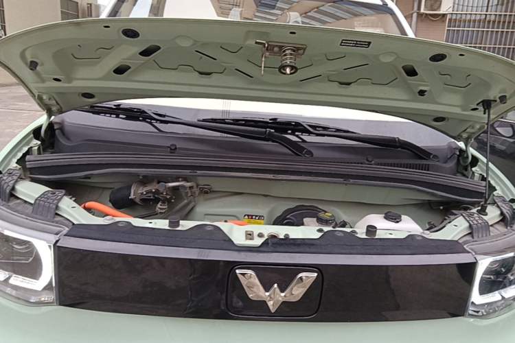 Used Wuling Hongguang MINIEV 2021 Macaron Sandwich Model 170 km Lithium Iron Phosphate Engine Bay