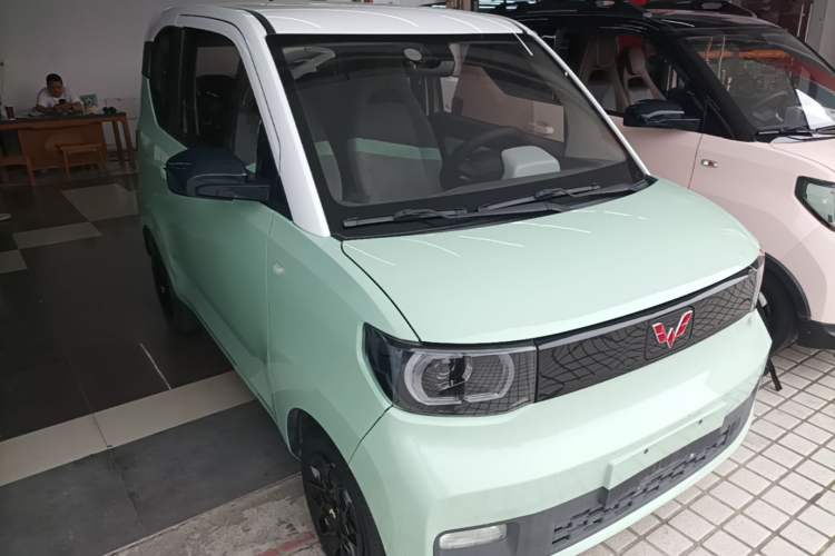 Used Wuling Hongguang MINIEV 2021 Macaron Sandwich Model 120 km Lithium Iron Phosphate Front Right 45 Deg