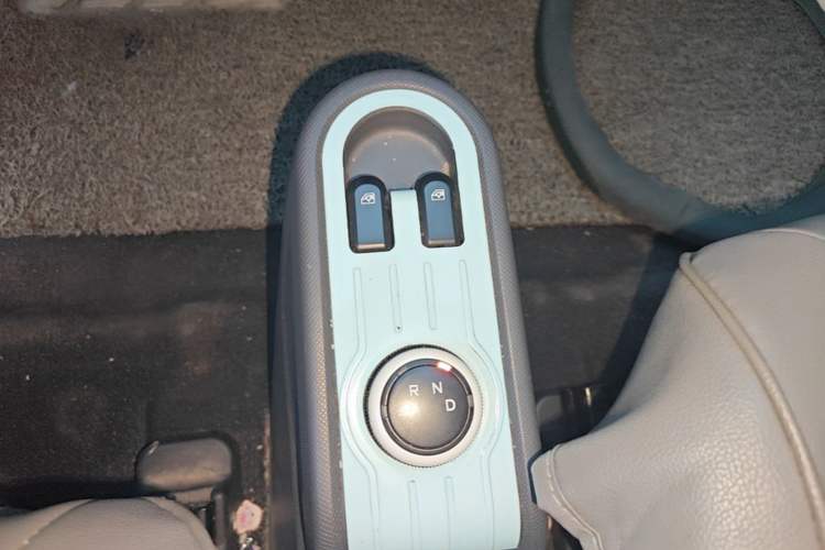Used Wuling Hongguang MINIEV 2021 Macaron Fashion Model Lithium Iron Phosphate Gear Lever