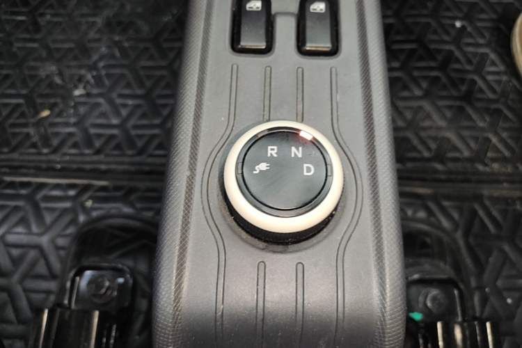 Used Wuling Hongguang MINIEV 2021 Macaron Fashion Model Lithium Iron Phosphate Gear Lever