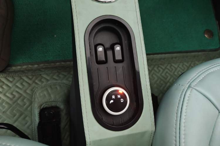 Used Wuling Hongguang MINIEV 2021 Macaron Fashion Edition Lithium-Ion Battery Gear Lever