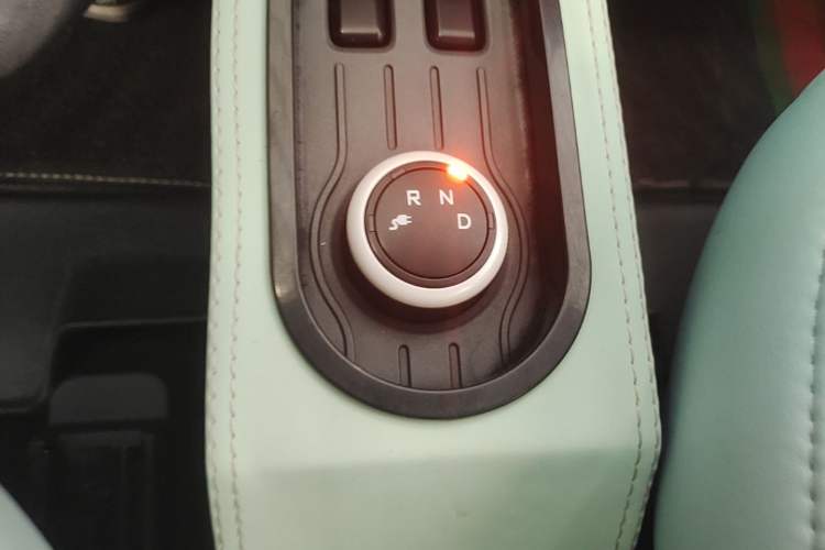 Used Wuling Hongguang MINIEV 2021 Macaron Fashion Model Lithium Iron Phosphate Gear Lever