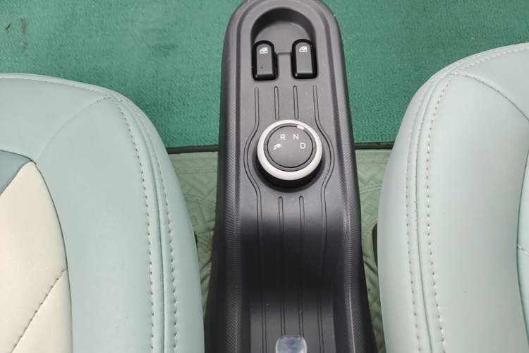 Used Wuling Hongguang MINIEV 2021 Macaron Sandwich Model 120 km Lithium NMC Gear Lever