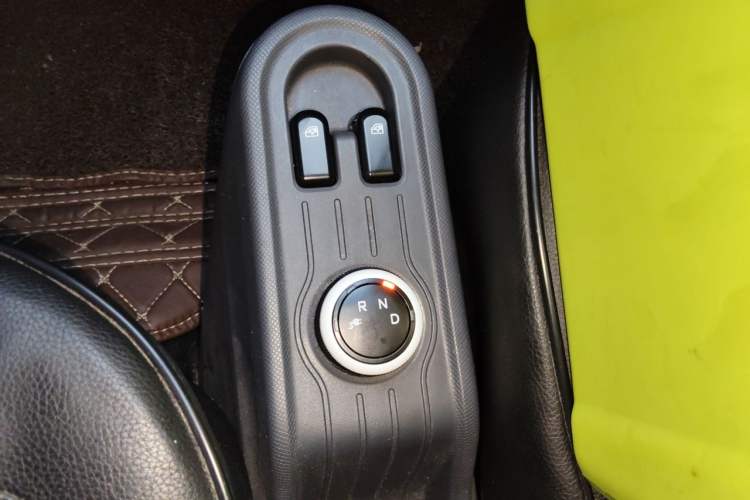 Used Wuling Hongguang MINIEV 2021 Macaron Fashion Model Lithium Iron Phosphate Gear Lever