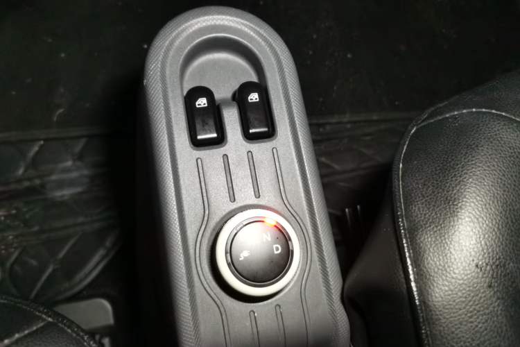 Used Wuling Hongguang MINIEV 2021 Macaron Fashion Model Lithium Iron Phosphate Gear Lever