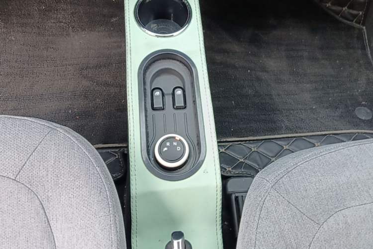 Used Wuling Hongguang MINIEV 2021 Macaron Fashion Model Lithium Iron Phosphate Gear Lever